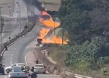 VÍDEO: IMAGENS MOSTRAM MOMENTO EM QUE CAMINHÃO TANQUE TOMBA E PEGA FOGO NA GO-403, EM SENADOR CANEDO