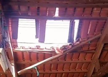 EM SENADOR CANEDO, TETO DE ESCOLA DESABA E DEIXA ALUNOS E PROFESSORES EM PÂNICO