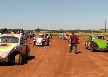 VÍDEO: HOMEM FILMA PRÓPRIO ATROPELAMENTO DURANTE COMPETIÇÃO DE FUSCAS, EM SENADOR CANEDO