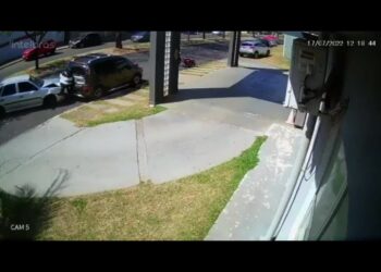 Vídeo: No Centro, motorista bate em carro estacionado e foge do local