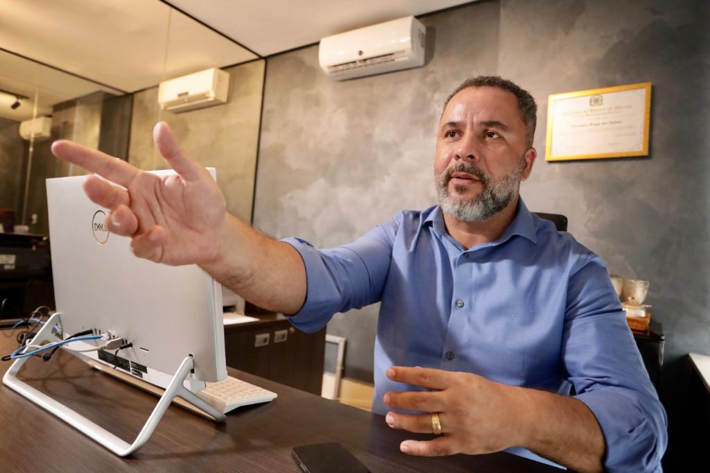 Alexandre Braga cobra demissão do secretário de educação em Senador Canedo