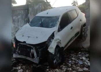 Carro de aplicativo invade muro de escola, em Senador Canedo
