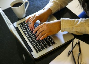 Semana de trabalho de quatro dias gera benefício a funcionários e empregadores