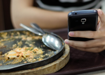 Comer enquanto mexe no celular aumenta os riscos de ganho de peso