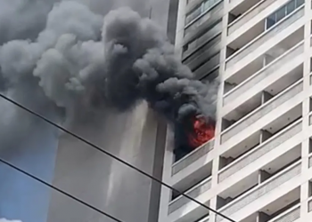Mulher é resgatada de incêndio após sala comercial de prédio pegar fogo, em Aparecida de Goiânia