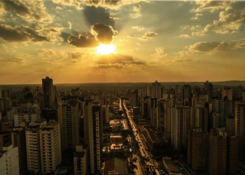 Semana começa com sol forte e muito calor em Goiás