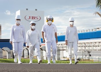 Frigoríficos de Goiás dão férias coletivas após caso da doença da vaca louca no Pará