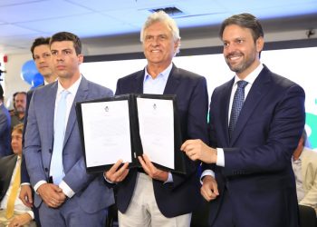 Caiado pede “empenho máximo” ao empossar Pedro Sales na Seinfra e Alexandre Baldy na Agehab