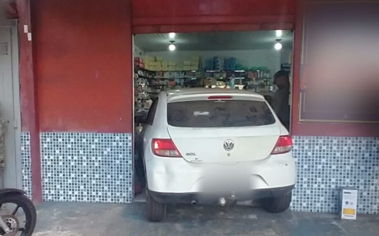 Homem é preso após invadir farmácia e jogar carro contra ex-esposa, em Goiânia. (Foto: Reprodução/PC)